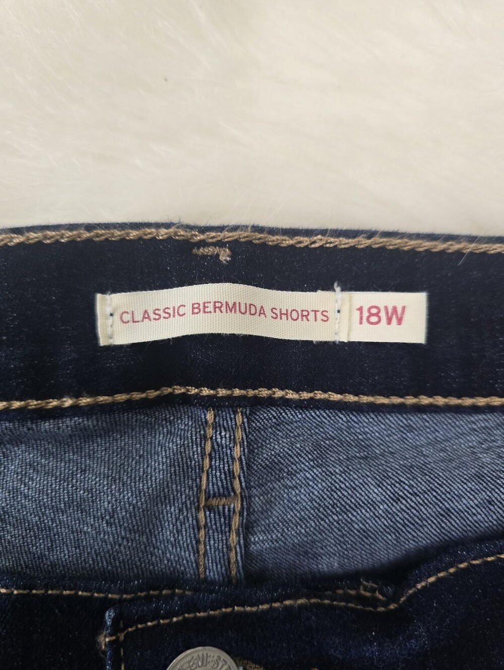 Levi’s Classic Bermuda Shorts- 18W - Picture 2 of 4